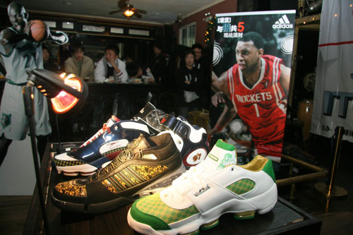 记者：穆斯卡特并不是被“气”走了，他是抽空去上了个厕所（记者：穆斯卡特并非拂袖离场，只是中途去上厕所）