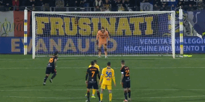 有些尴尬，巴林门将在成功扑救后不慎用脚打入乌龙且弄伤自己