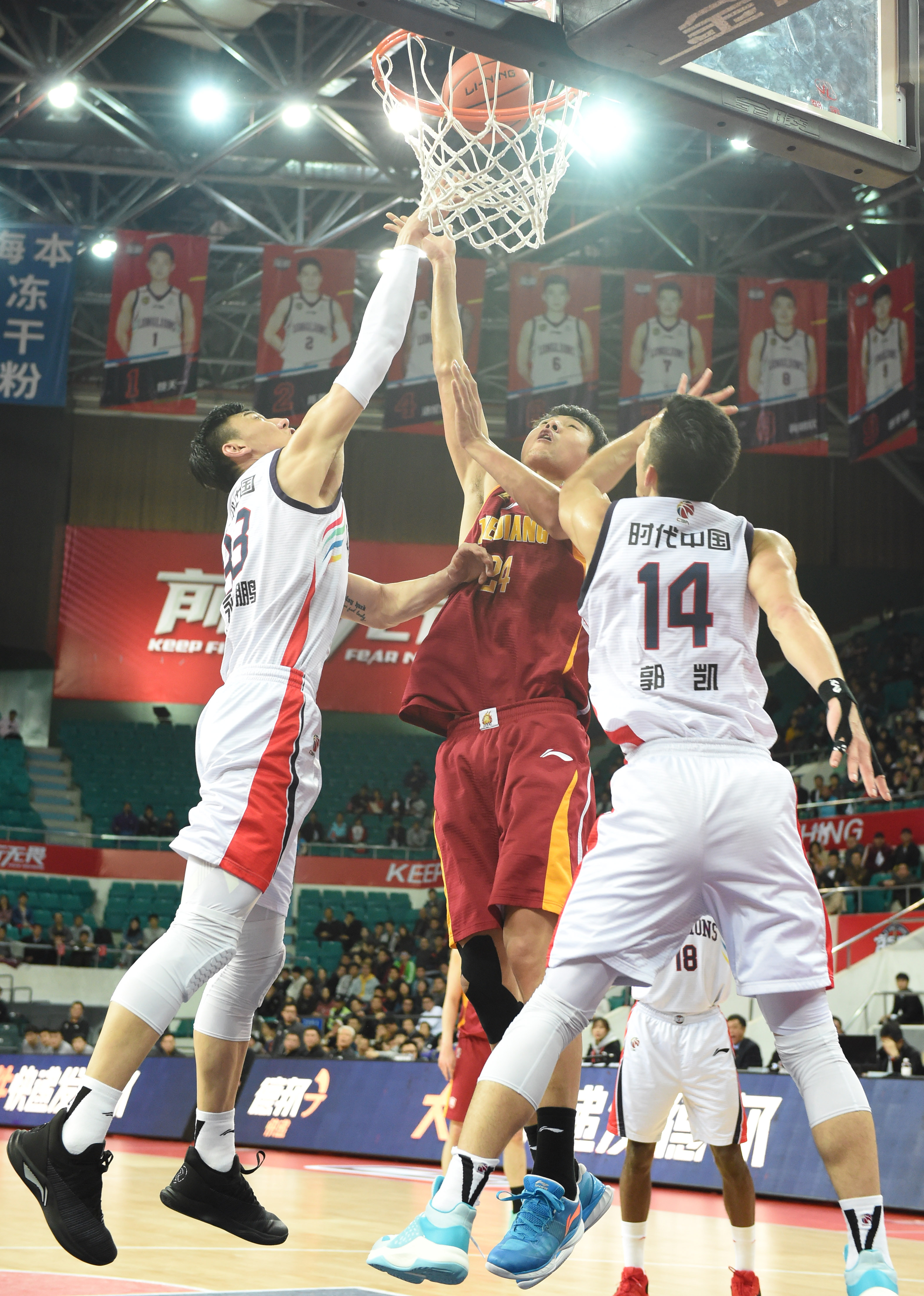 4-3险胜布莱顿＋斩获联赛4连胜＋跃居积分榜第3位＋各项赛事6连胜（4-3力克布莱顿，联赛四连胜升至第三，各项赛事豪取六连胜）