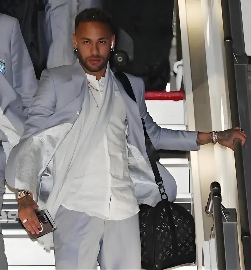 曼联前锋齐尔克泽面临转会，俱乐部对其持开放态度，但仍在培养塞斯科，寻求锋线补充，转会市场激烈争夺中。（曼联或放行齐尔克泽：继续培养塞斯科并补强锋线，转会市场鏖战正酣）