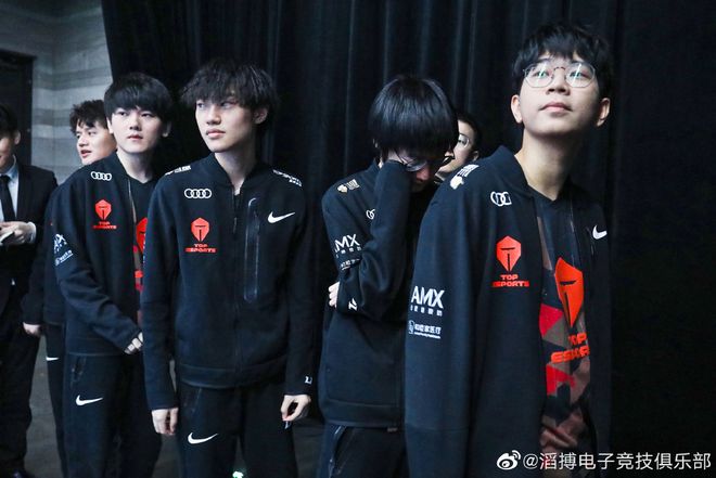 队形成缠斗 队形成缠斗